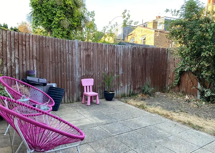 A Lovely Guest Room In West London